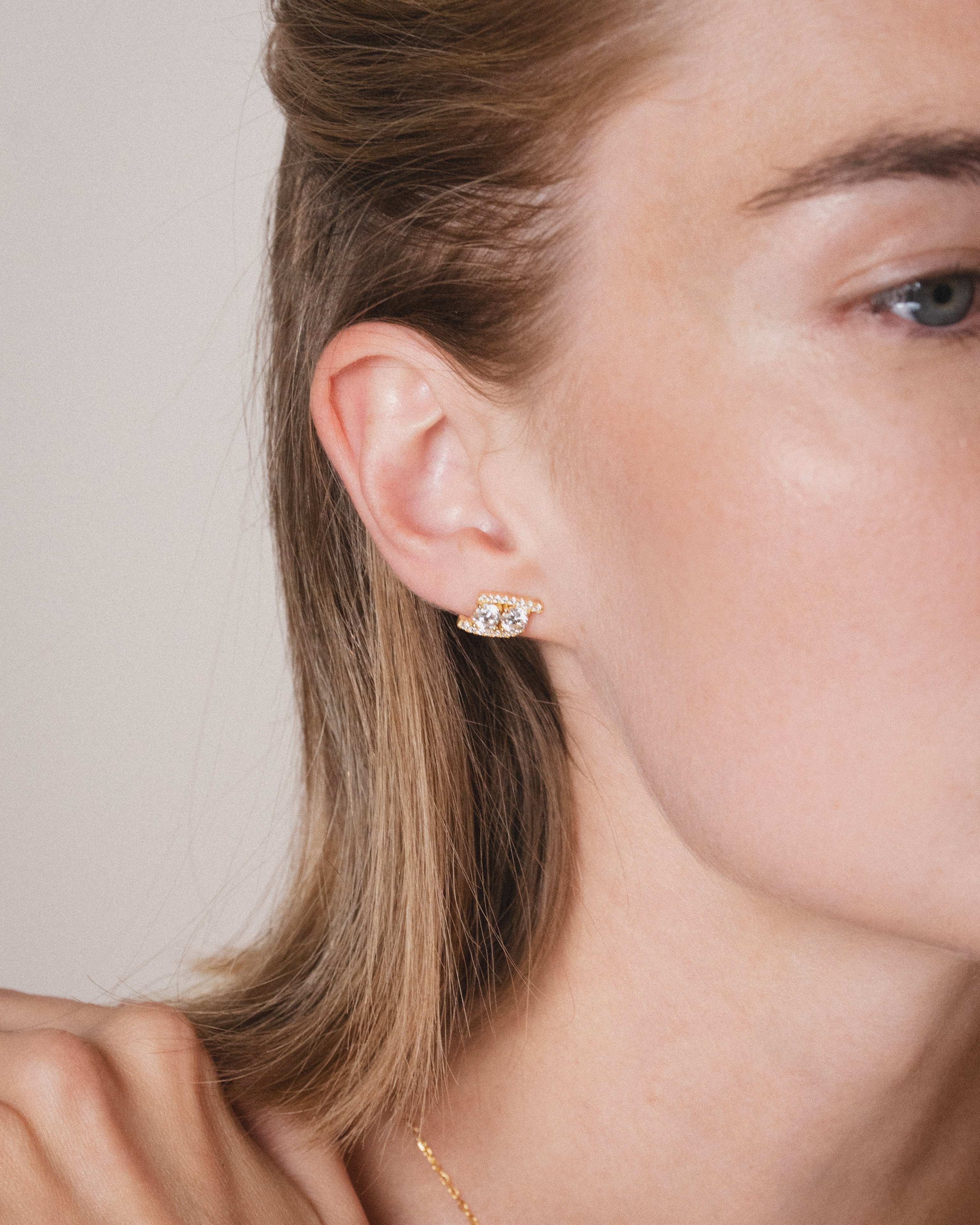 Boucles d’oreilles puces « Sharp » en argent 925 doré à l’or jaune 18 carats, formes géométriques élégantes avec pavage de zirconiums taille ronde, finition polie brillante.