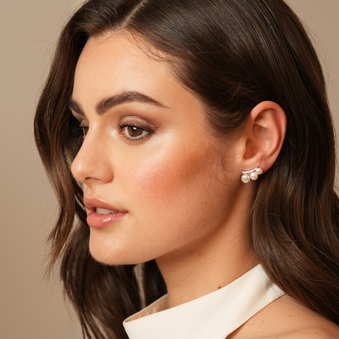 Puces d’oreilles Trio Perle dorées en argent 925 rhodié à l’or 18 carats, ornées de perles de culture blanches et d’un pavage de zirconium scintillant, boucles d’oreilles élégantes et raffinées.