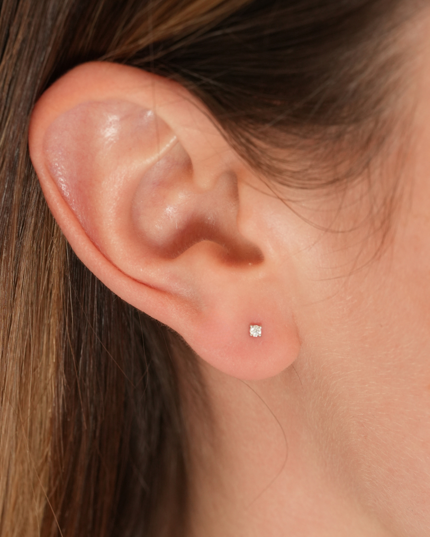 Puces XS Intemporel – Blanc en argent 925 rhodié, format discret délicatement serti, finition polie brillante résistante à l’oxydation, fermoir papillon sécurisé, éclat pur et minimaliste au quotidien.