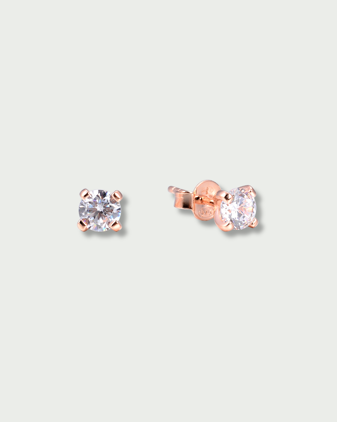 Puces XS Intemporel – Rose en argent 925 doré à l’or rose 18 carats, format discret délicatement serti, finition lumineuse résistante à l’oxydation, fermoir papillon sécurisé, éclat doux et minimaliste au quotidien.