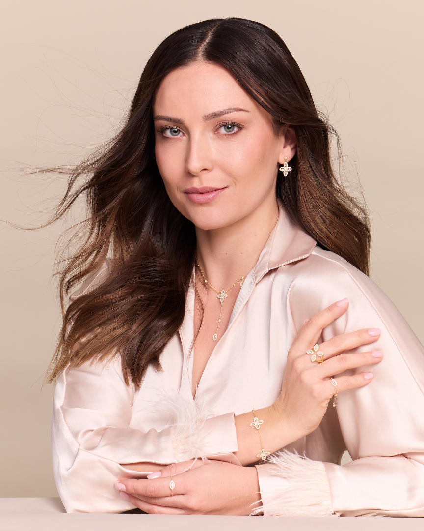 puces d’oreilles asymétriques Fleur Éternelle en argent 925 doré à l'or 18 carats avec zirconium, design moderne combinant pierre marquise et motif floral pavé.