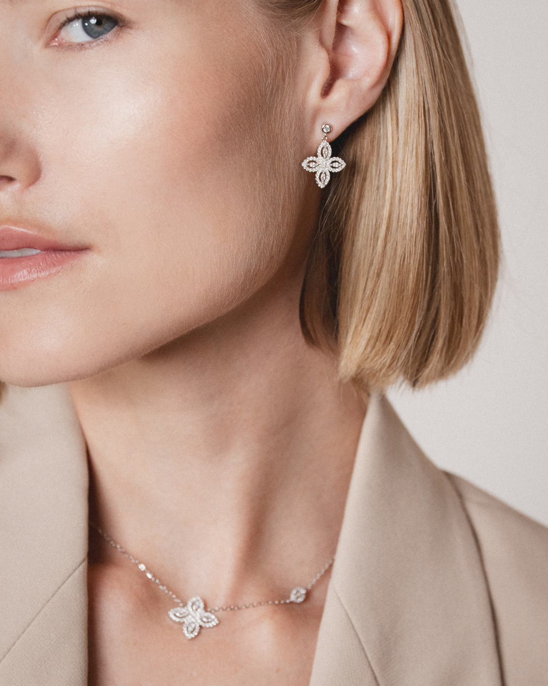 puces d’oreilles asymétriques Fleur Éternelle en argent 925 rhodié avec zirconium, design moderne combinant pierre marquise et motif floral pavé.