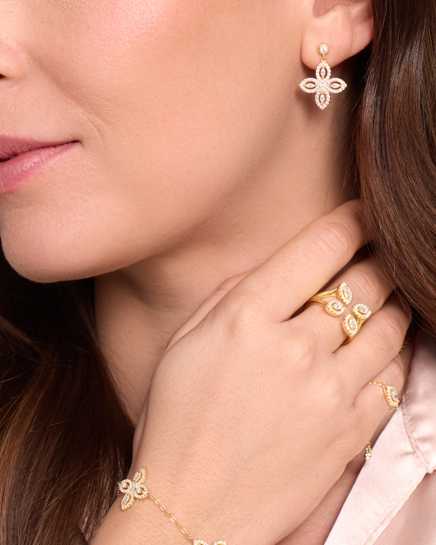 puces d’oreilles asymétriques Fleur Éternelle en argent 925 doré à l'or 18 carats avec zirconium, design moderne combinant pierre marquise et motif floral pavé.