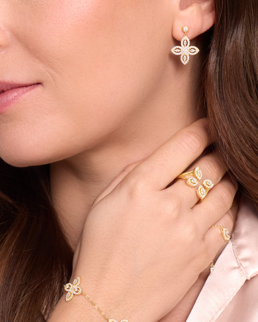 puces d’oreilles asymétriques Fleur Éternelle en argent 925 doré à l'or 18 carats avec zirconium, design moderne combinant pierre marquise et motif floral pavé.