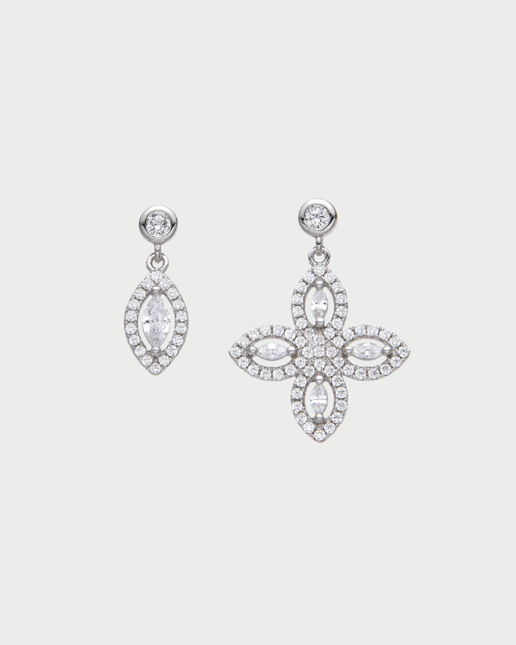puces d’oreilles asymétriques Fleur Éternelle en argent 925 rhodié avec zirconium, design moderne combinant pierre marquise et motif floral pavé.