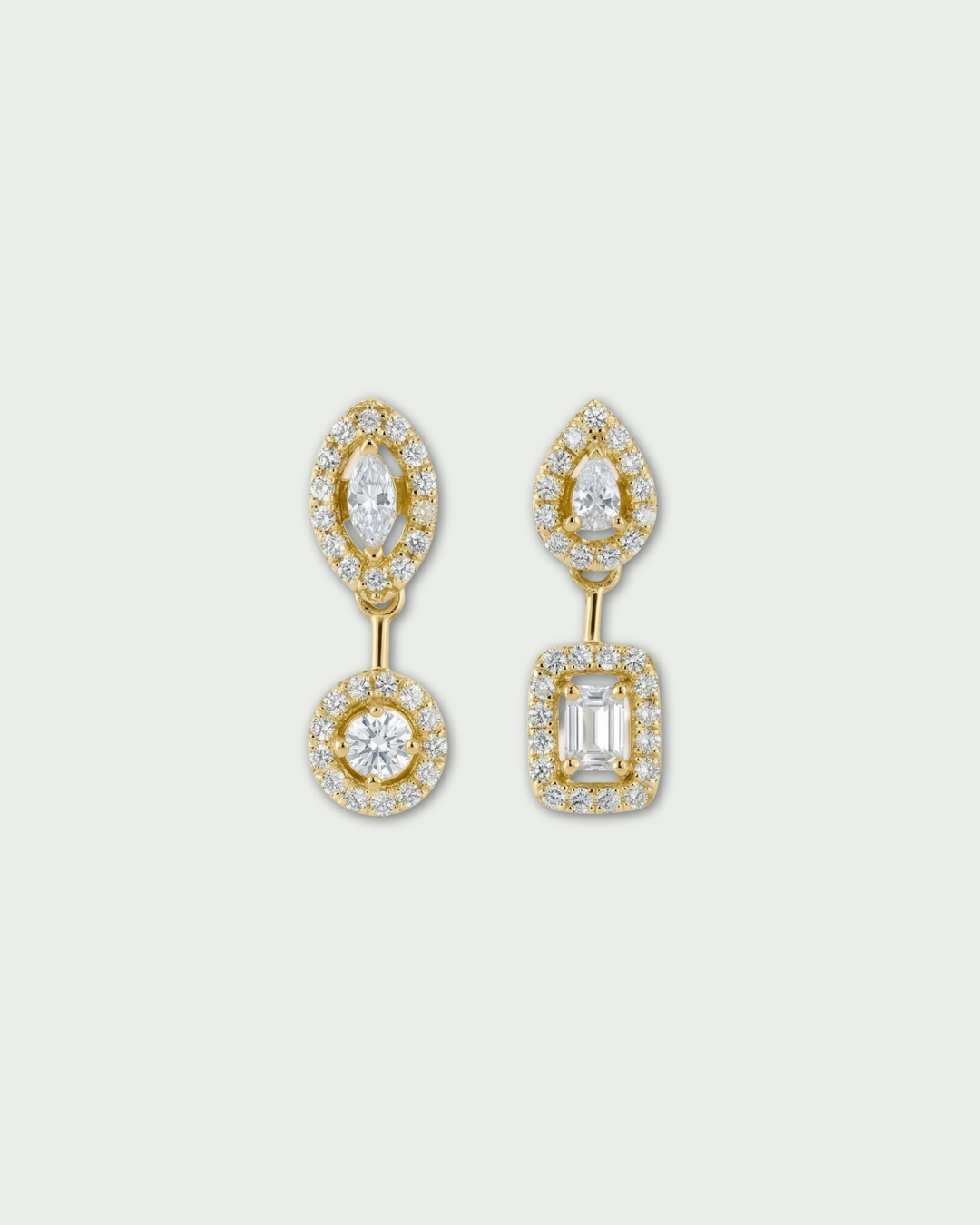Puces asymétriques « Gabriella » – Doré en argent 925 millièmes doré à l’or fin 18 carats, composées de deux puces ornées de pierres en zirconium alternant les tailles ronde, marquise, poire et émeraude, longueur 17 mm, finition polie brillante.
