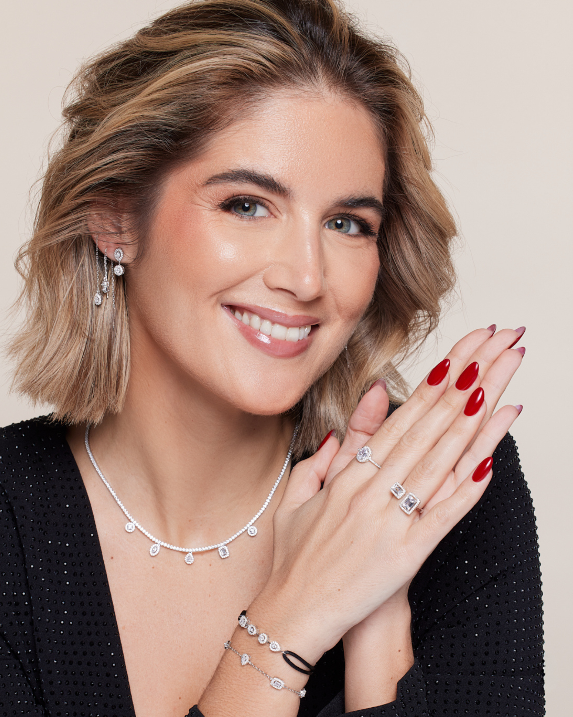 Puces asymétriques « Gabriella » – Blanc en argent 925 millièmes rhodié, composées de deux puces ornées de pierres en zirconium alternant les tailles ronde, marquise, poire et émeraude, longueur 17 mm, finition polie brillante.