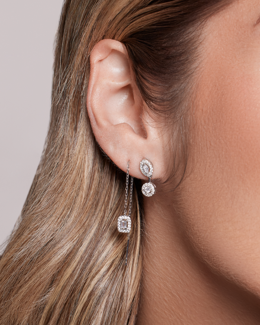 Puces asymétriques « Gabriella » – Doré en argent 925 millièmes doré à l’or fin 18 carats, composées de deux puces ornées de pierres en zirconium alternant les tailles ronde, marquise, poire et émeraude, longueur 17 mm, finition polie brillante.