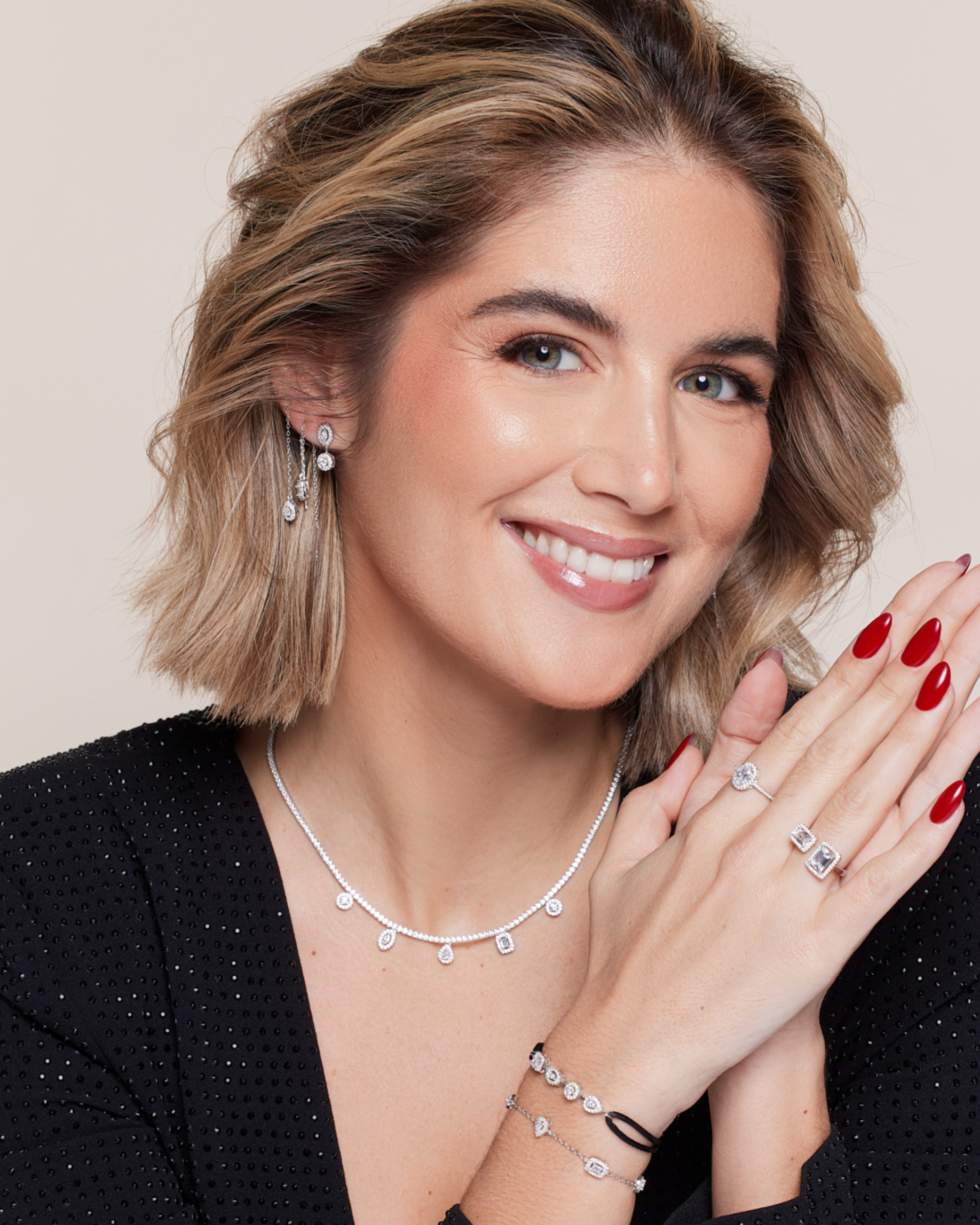 Puces asymétriques « Gabriella » – Doré en argent 925 millièmes doré à l’or fin 18 carats, composées de deux puces ornées de pierres en zirconium alternant les tailles ronde, marquise, poire et émeraude, longueur 17 mm, finition polie brillante.