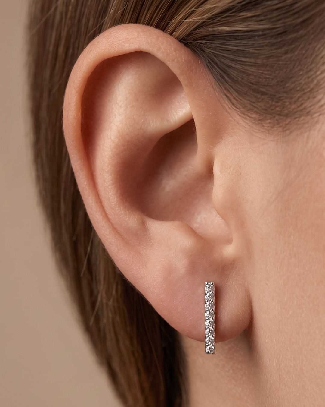 Puces Barrettes Intemporel – Blanc en argent 925 rhodié, silhouette fine et linéaire délicatement sertie, finition polie brillante résistante à l’oxydation, fermoir papillon sécurisé, éclat net et graphique au quotidien.