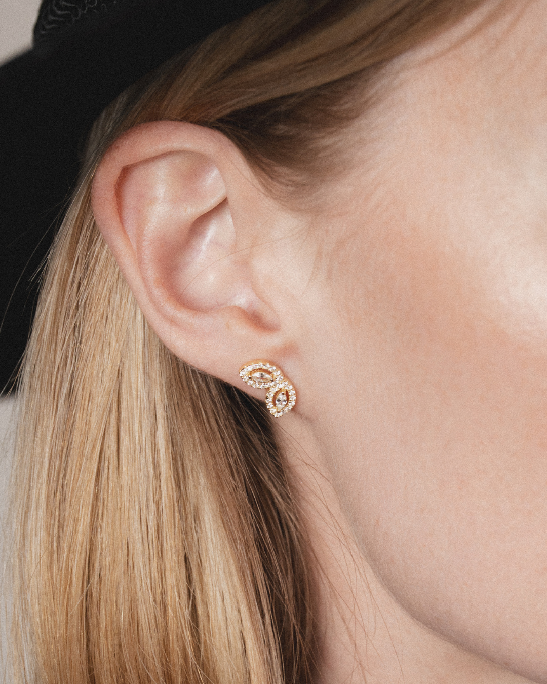 Boucles d’oreilles puces « Demi Fleur de Vie » en argent 925 doré à l’or rose 18 carats, motif floral minimaliste sublimé par deux pierres taille marquise et un pavage de zirconiums taille ronde, finition polie brillante.