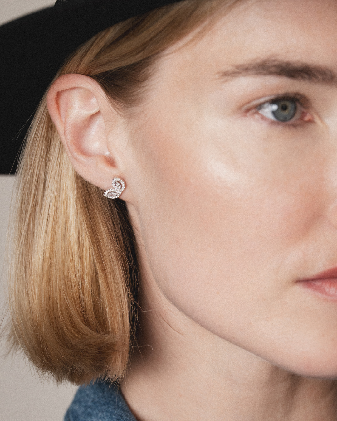 Boucles d’oreilles puces « Demi Fleur de Vie » en argent 925 doré à l’or rose 18 carats, motif floral minimaliste sublimé par deux pierres taille marquise et un pavage de zirconiums taille ronde, finition polie brillante.