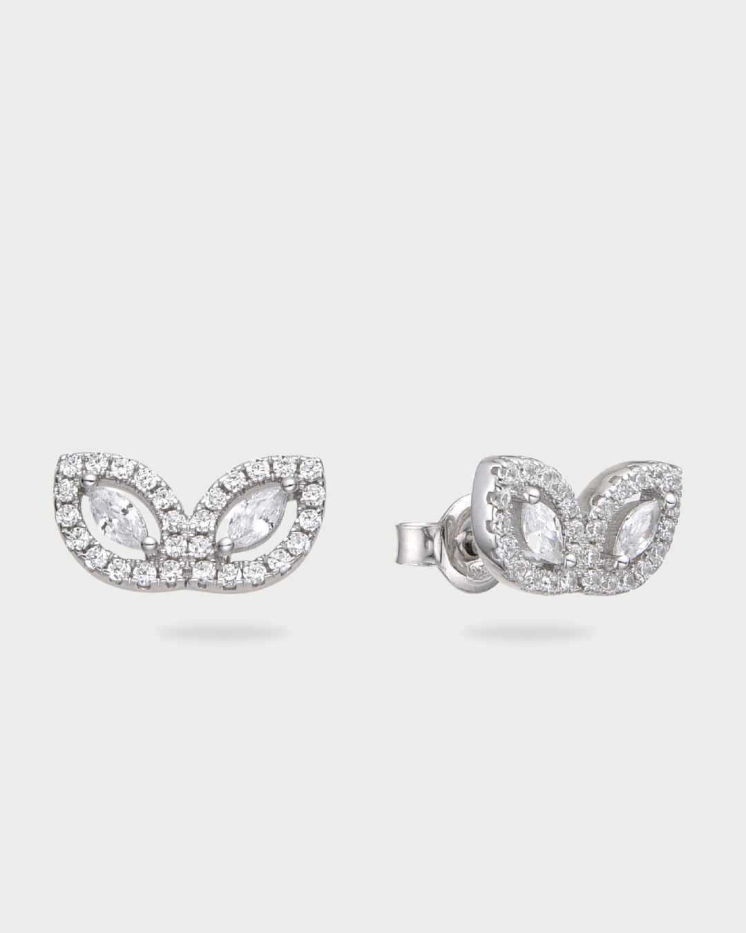 Boucles d’oreilles puces « Demi Fleur de Vie » en argent 925 rhodié, motif floral minimaliste sublimé par deux pierres taille marquise et un pavage de zirconiums taille ronde, finition polie brillante.