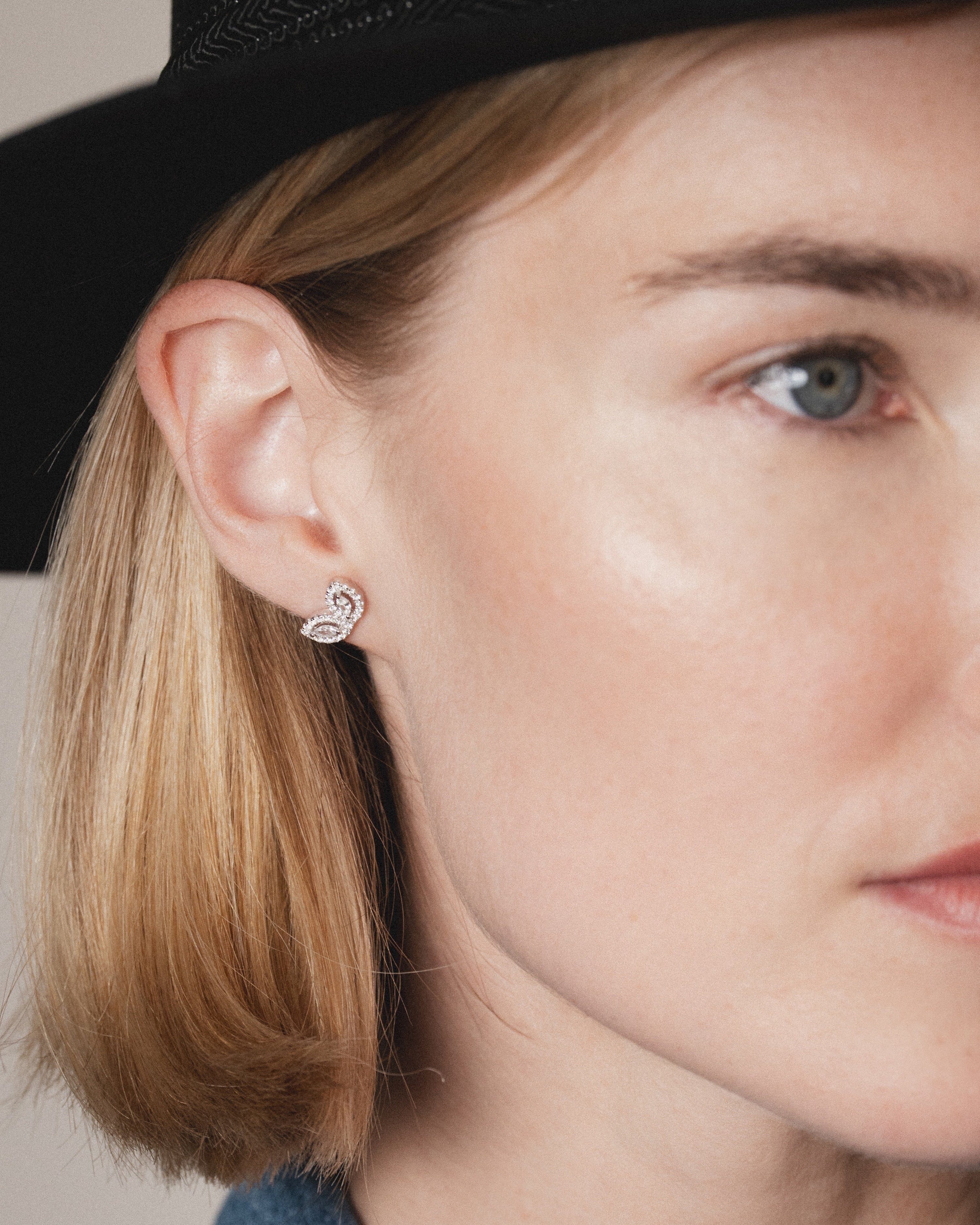 Boucles d’oreilles puces « Demi Fleur de Vie » en argent 925 rhodié, motif floral minimaliste sublimé par deux pierres taille marquise et un pavage de zirconiums taille ronde, finition polie brillante.