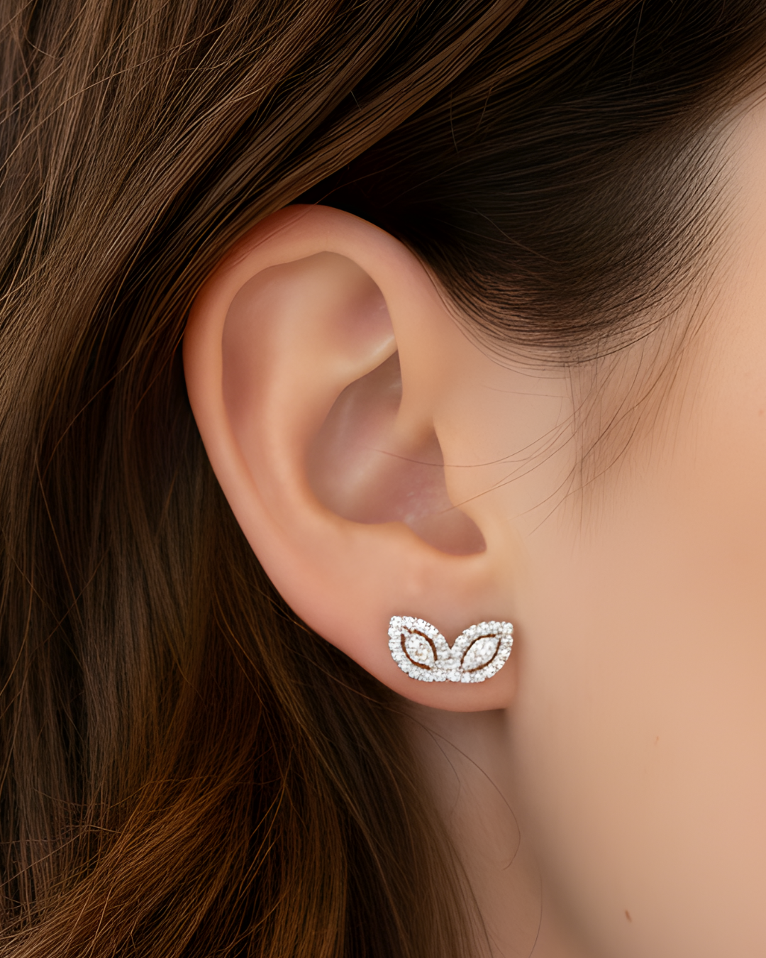 Boucles d’oreilles puces « Demi Fleur de Vie » en argent 925 rhodié, motif floral minimaliste sublimé par deux pierres taille marquise et un pavage de zirconiums taille ronde, finition polie brillante.