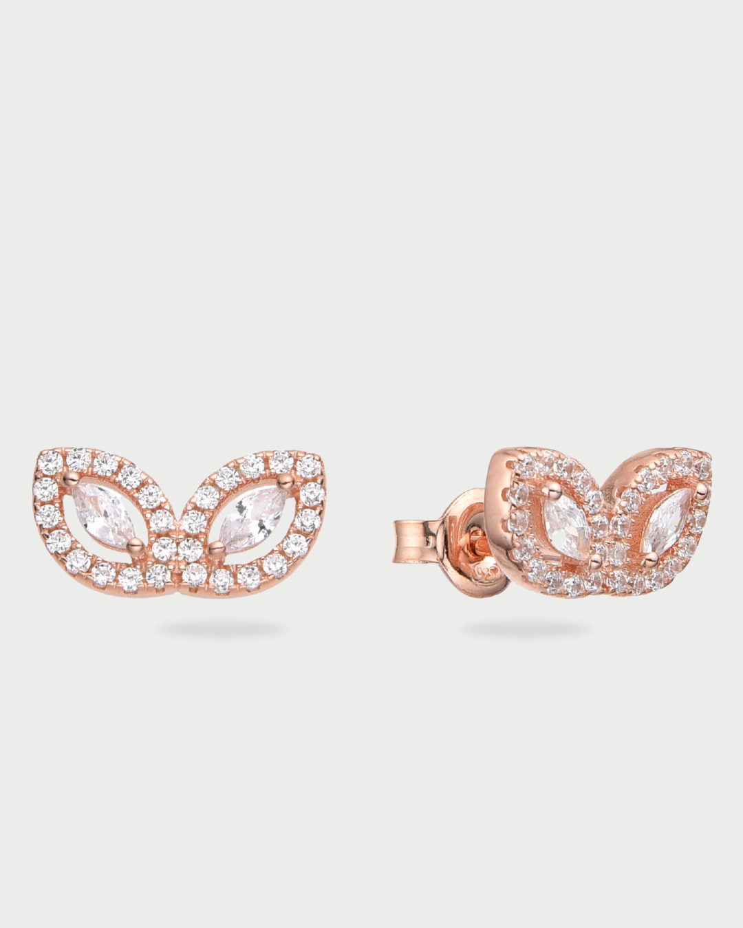 Boucles d’oreilles puces « Demi Fleur de Vie » en argent 925 doré à l’or rose 18 carats, motif floral minimaliste sublimé par deux pierres taille marquise et un pavage de zirconiums taille ronde, finition polie brillante.