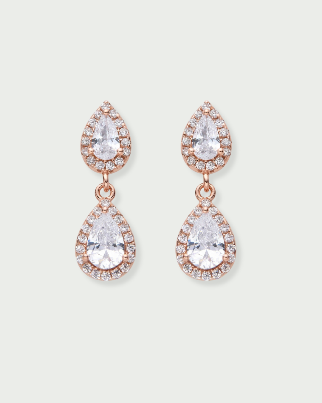 Puces Double Infini Poire rose GENA Jewelry en argent 925 doré à l’or rose, ornées de deux zircons taille poire entourés d’un pavage lumineux.