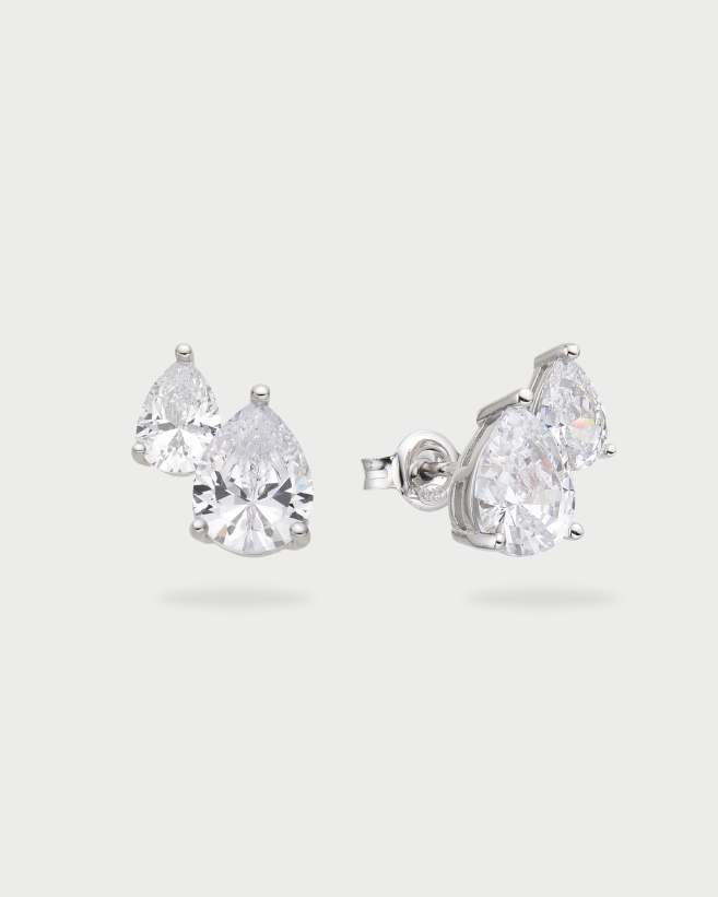 Boucles d’oreilles puces « Duo Éclat XL » en argent 925 rhodié, duo de pierres scintillantes en pavage de zirconiums taille poire et taille ronde, finition polie brillante.