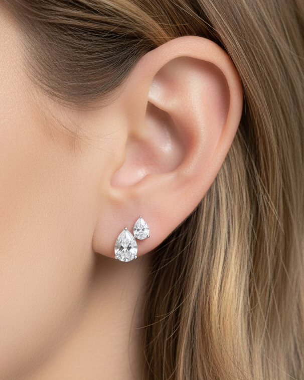 Boucles d’oreilles puces « Duo Éclat XL » en argent 925 rhodié, duo de pierres scintillantes en pavage de zirconiums taille poire et taille ronde, finition polie brillante.