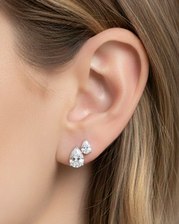 Boucles d’oreilles puces « Double Éclat XL » en argent 925 doré à l’or jaune 18 carats, duo de pierres scintillantes en pavage de zirconiums (taille poire & taille ronde), finition polie brillante.