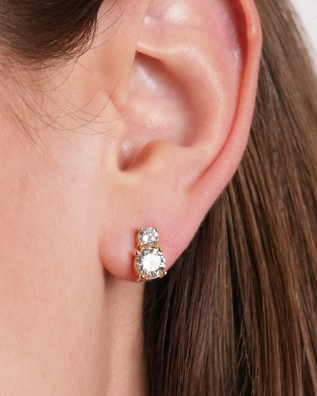 Boucles d’oreilles puces « Double Rond Intemporel » en argent 925 doré à l’or jaune 18 carats, double cercle élégant agrémenté d’un pavage de zirconiums taille ronde, finition polie brillante.