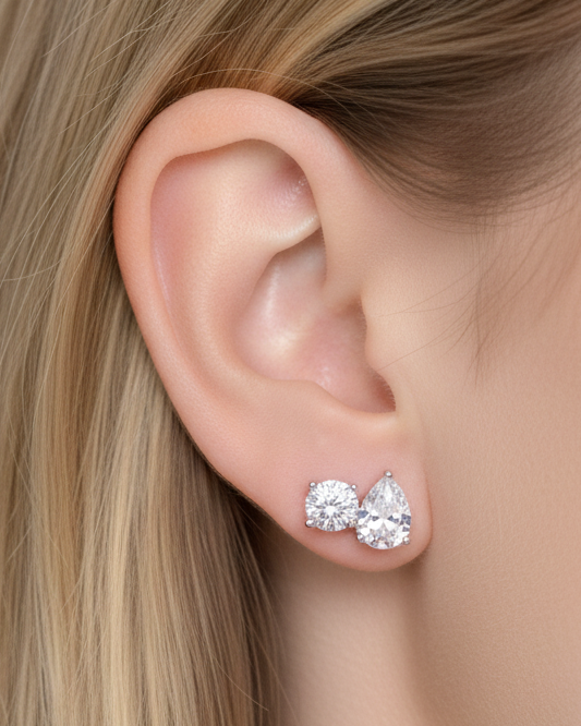 Boucles d’oreilles puces « Duo Éclat XL » en argent 925 rhodié, duo de formes scintillantes (« duo ») en pavage de zirconiums multi‑facettes, finition polie brillante.