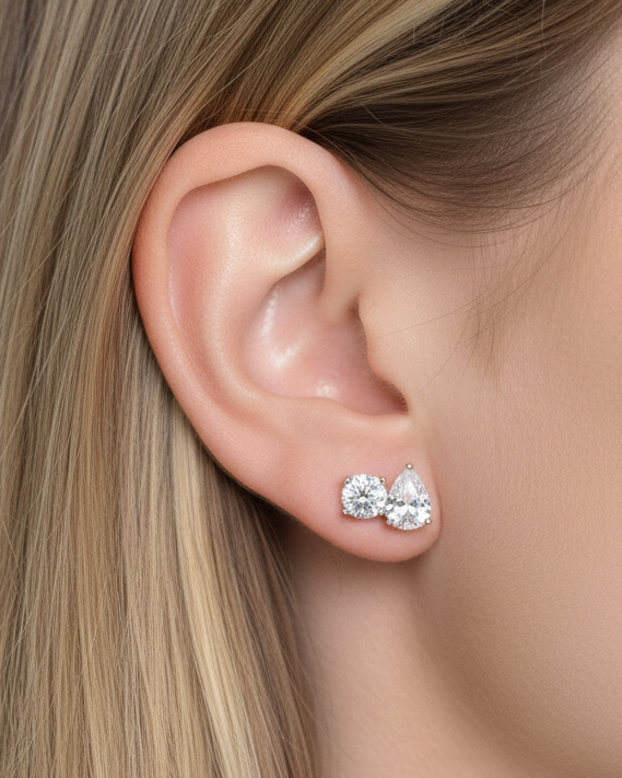 Boucles d’oreilles puces « Duo Éclat XL » en argent 925 doré à l’or 18 carats, duo de pierres scintillantes en pavage de zirconiums taille ronde et poire, finition polie brillante.