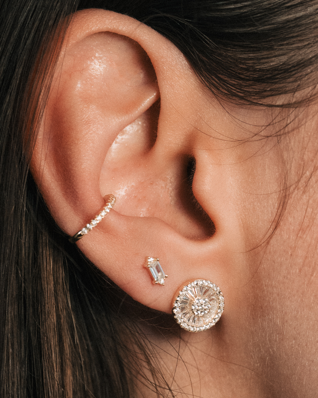 Puces rondes argent 925 rhodié avec zirconium baguettes et pavage central.