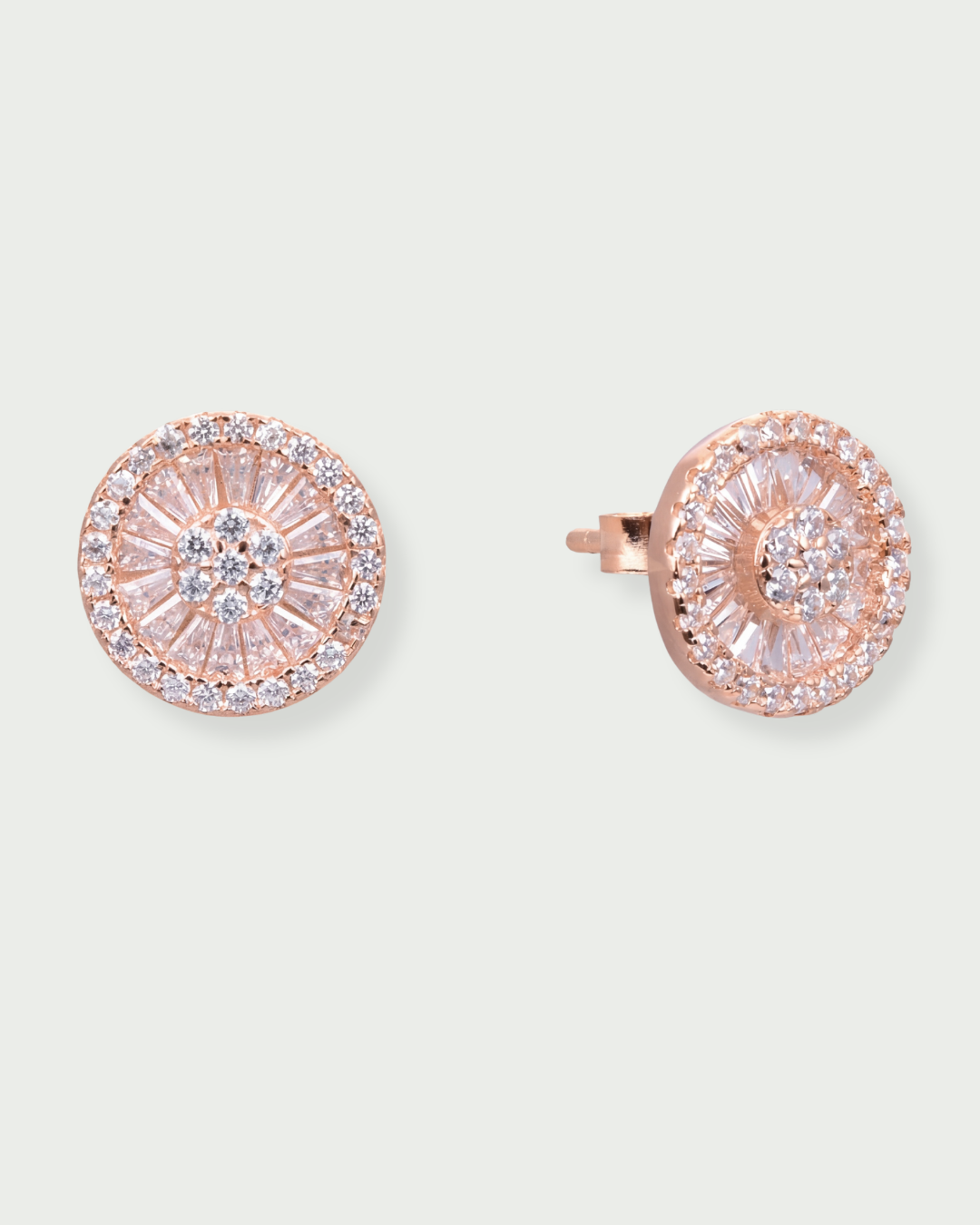 Puces rondes argent 925 doré à l’or 18 carats avec zirconium baguettes et pavage central.