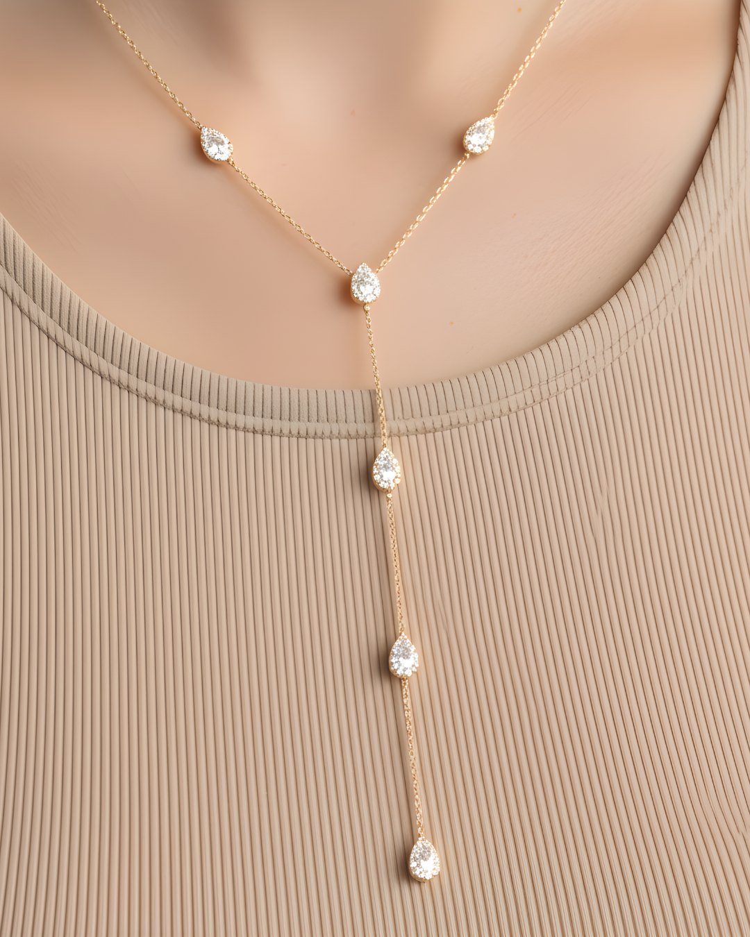 Collier « Sautoir Infini Poire » en argent 925 doré à l’or jaune 18 carats, chaîne ajustable 38‑43 cm avec chute verticale d’environ 12 cm, ornée de zircons blancs taille poire sertis façon halo, finition polie brillante.