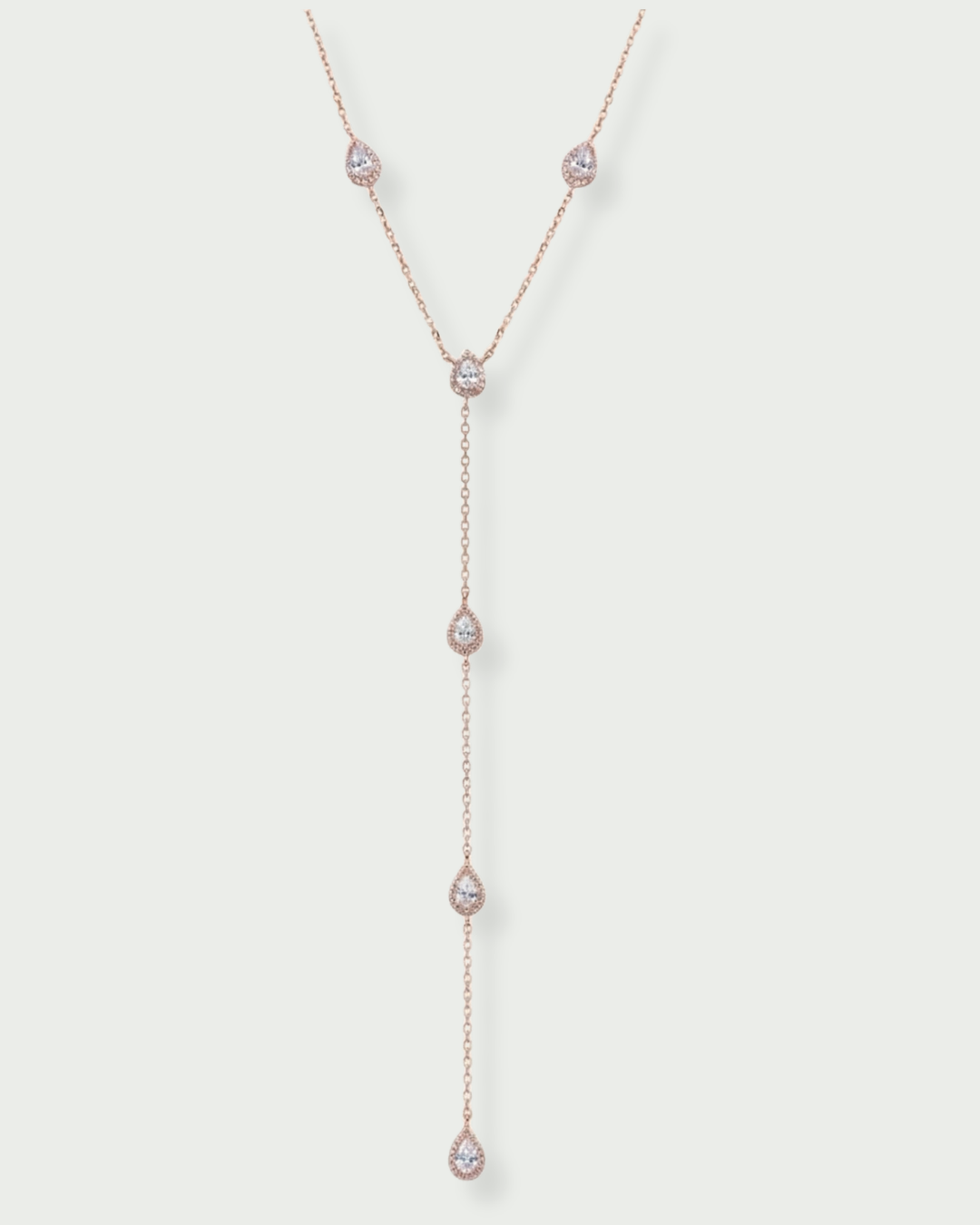 Collier « Sautoir Infini Poire » en argent 925 doré à l’or rose 18 carats, chaine ajustable 38‑43 cm avec chute verticale d’environ 12 cm, orné de zirconiums blancs taille poire sertis façon halo.