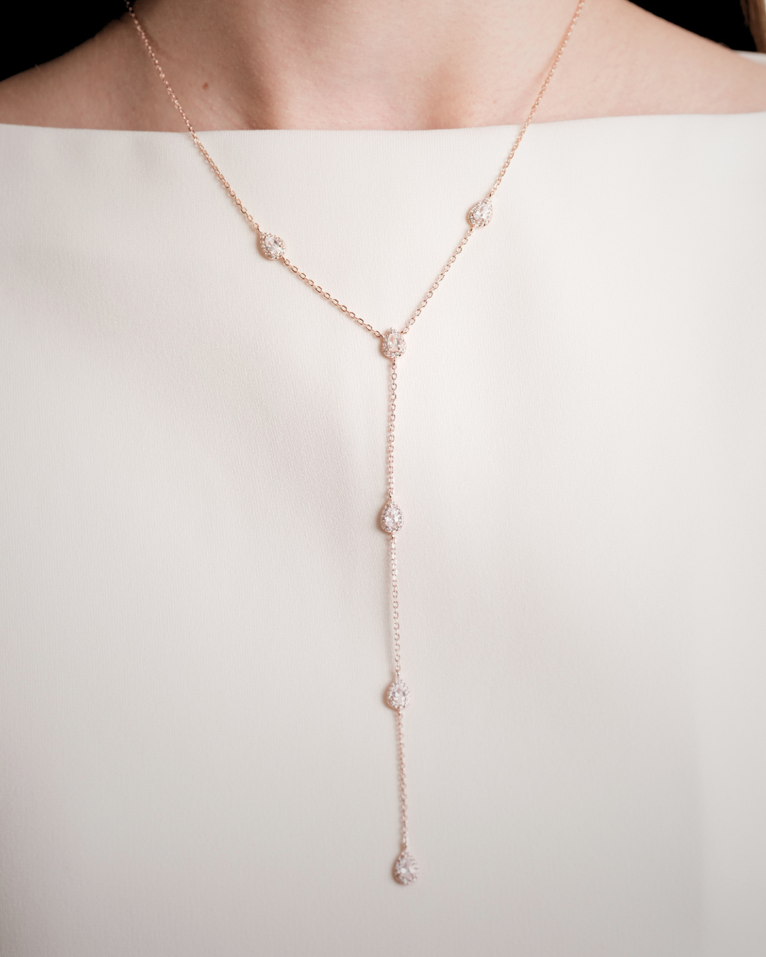 Collier « Sautoir Infini Poire » en argent 925 doré à l’or rose 18 carats, chaine ajustable 38‑43 cm avec chute verticale d’environ 12 cm, orné de zirconiums blancs taille poire sertis façon halo.