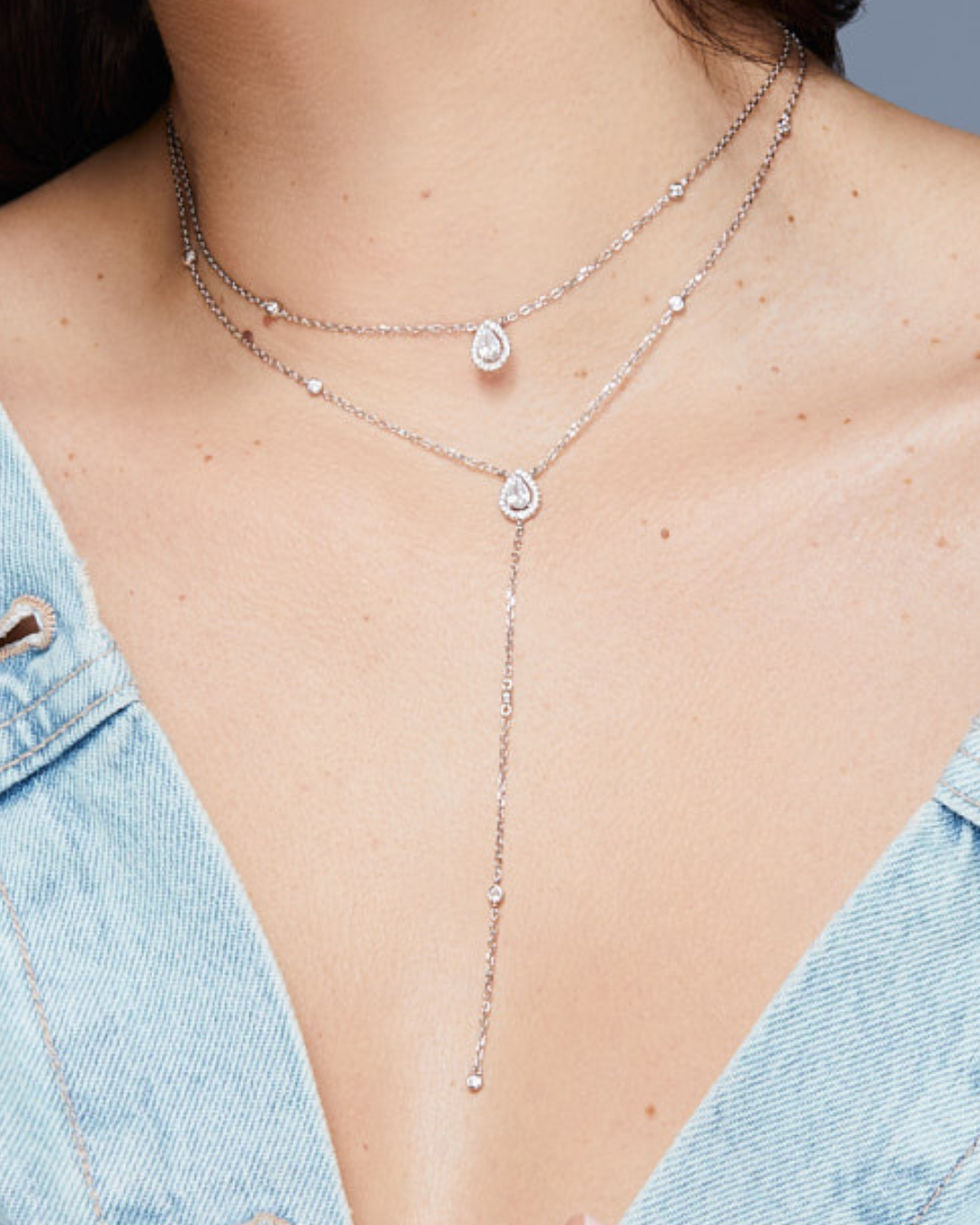 Sautoir « Double Infini Poire » en argent 925 doré à l’or jaune 18 carats, double chaîne élégante terminée par des motifs taille poire ornés de zirconiums taille ronde, finition polie brillante.