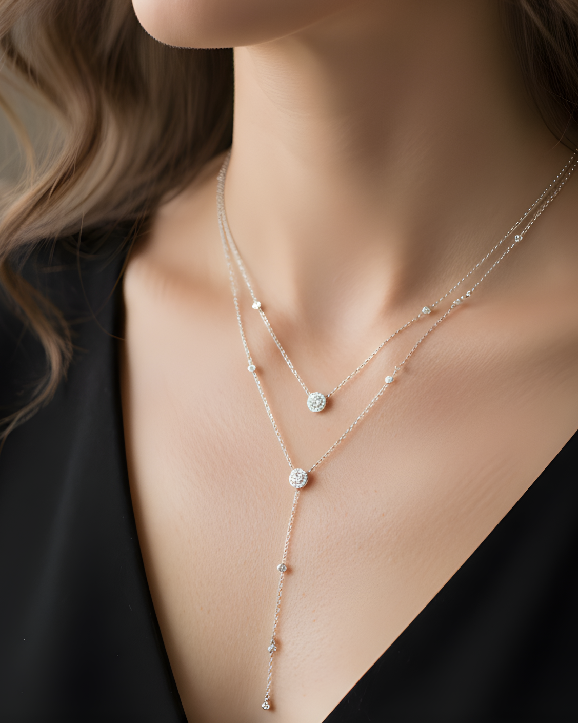 Sautoir Double Infini Rond – Blanc en argent 925 rhodié, double chaîne fine ornée de pendentifs ronds délicatement sertis, finition polie brillante résistante à l’oxydation, éclat pur et élégant.