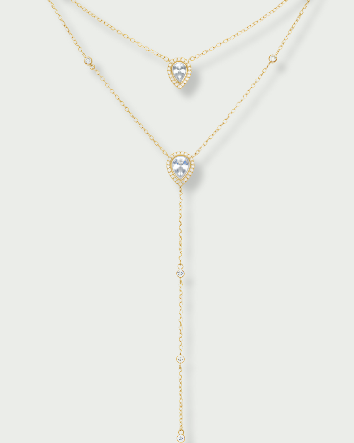 Sautoir double Signature doré en argent 925 plaqué or 18 carats, avec deux chaînes fines et pendentifs en zirconium taille poire, design en Y élégant qui illumine le décolleté.