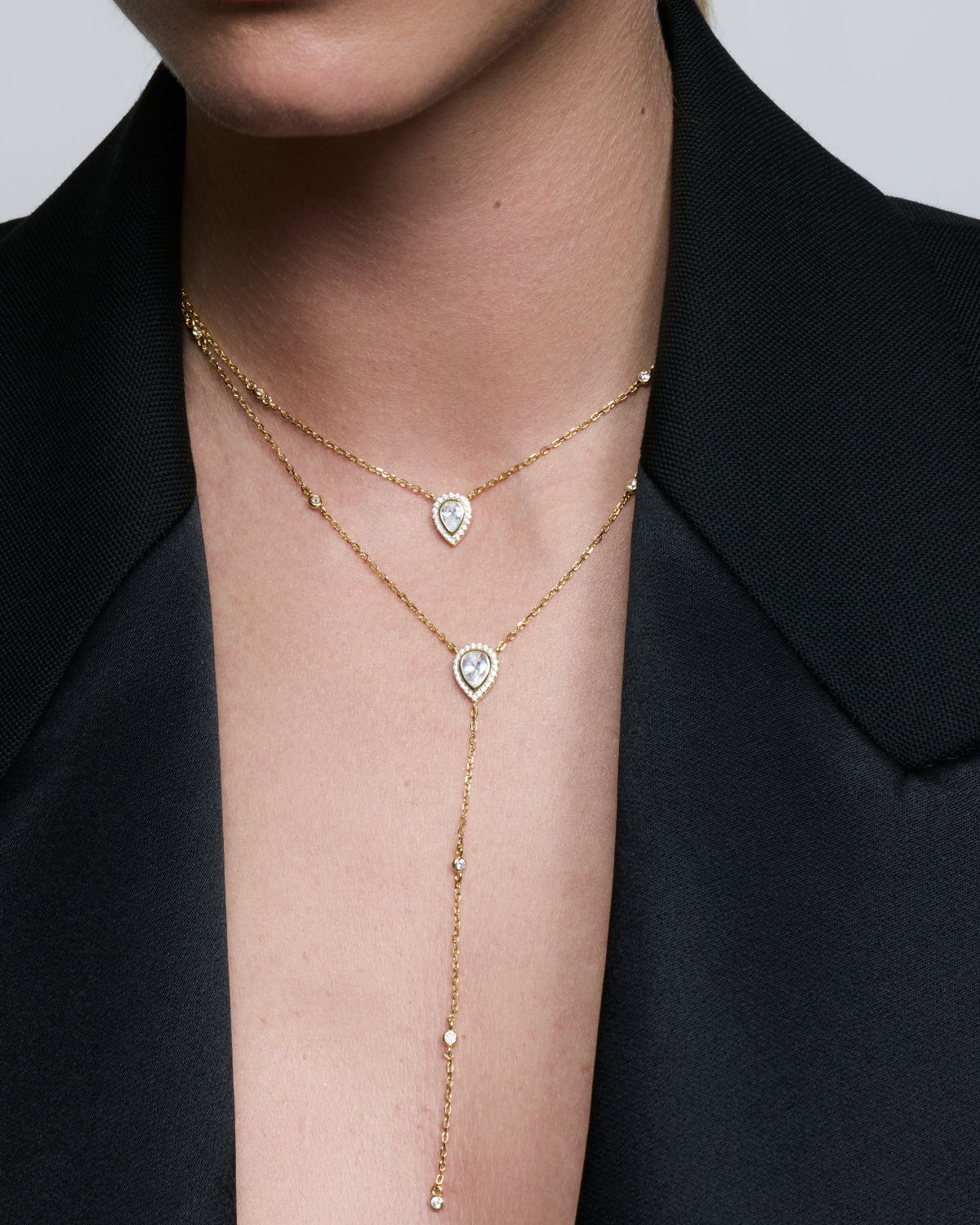 Sautoir double Signature doré en argent 925 plaqué or 18 carats, avec deux chaînes fines et pendentifs en zirconium taille poire, design en Y élégant qui illumine le décolleté.