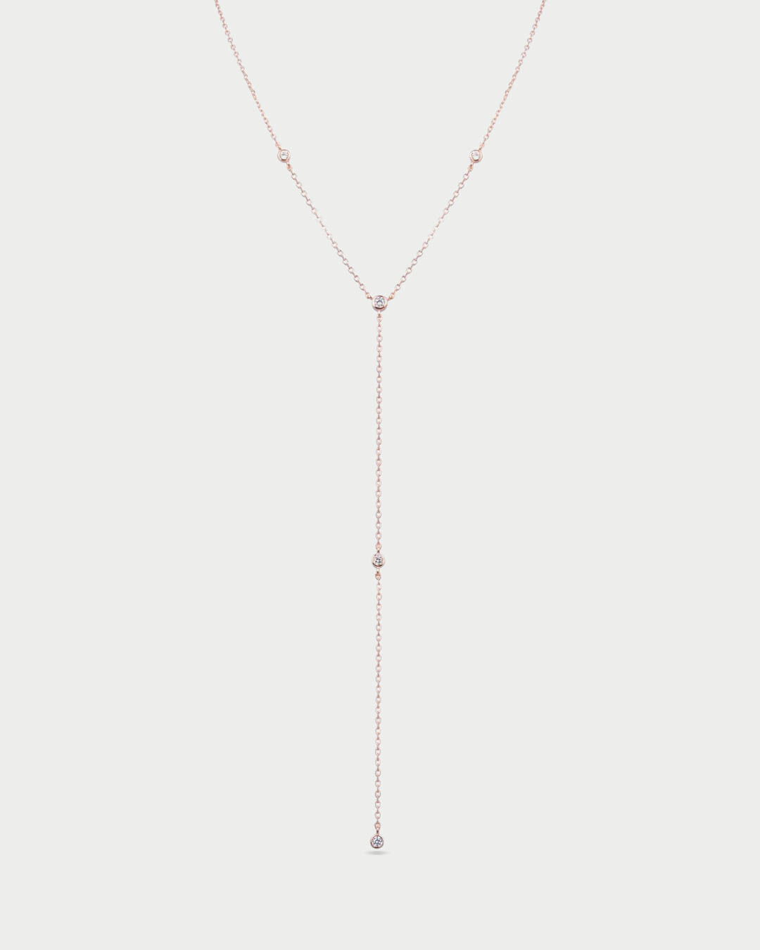 Sautoir Pur Intemporel – Rose en argent 925 doré à l’or rose 18 carats, chaîne longue au design épuré sans serti, finition lumineuse résistante à l’oxydation, silhouette minimaliste à porter seule ou en superposition.