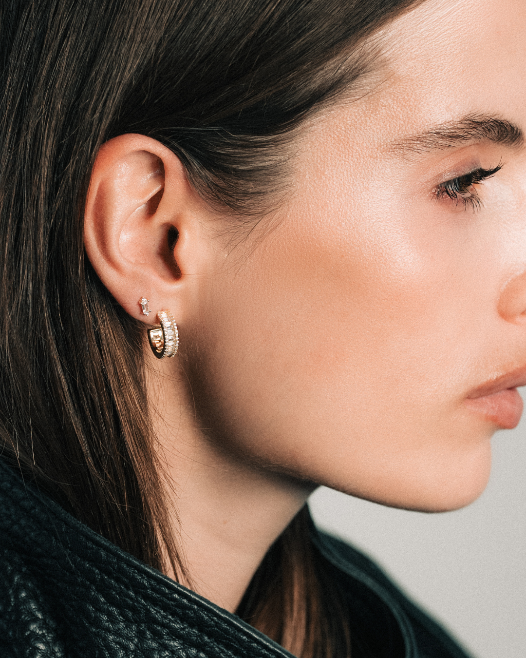 Créoles en argent 925 doré à l'or rose avec zirconiums baguette et pavage brillant.