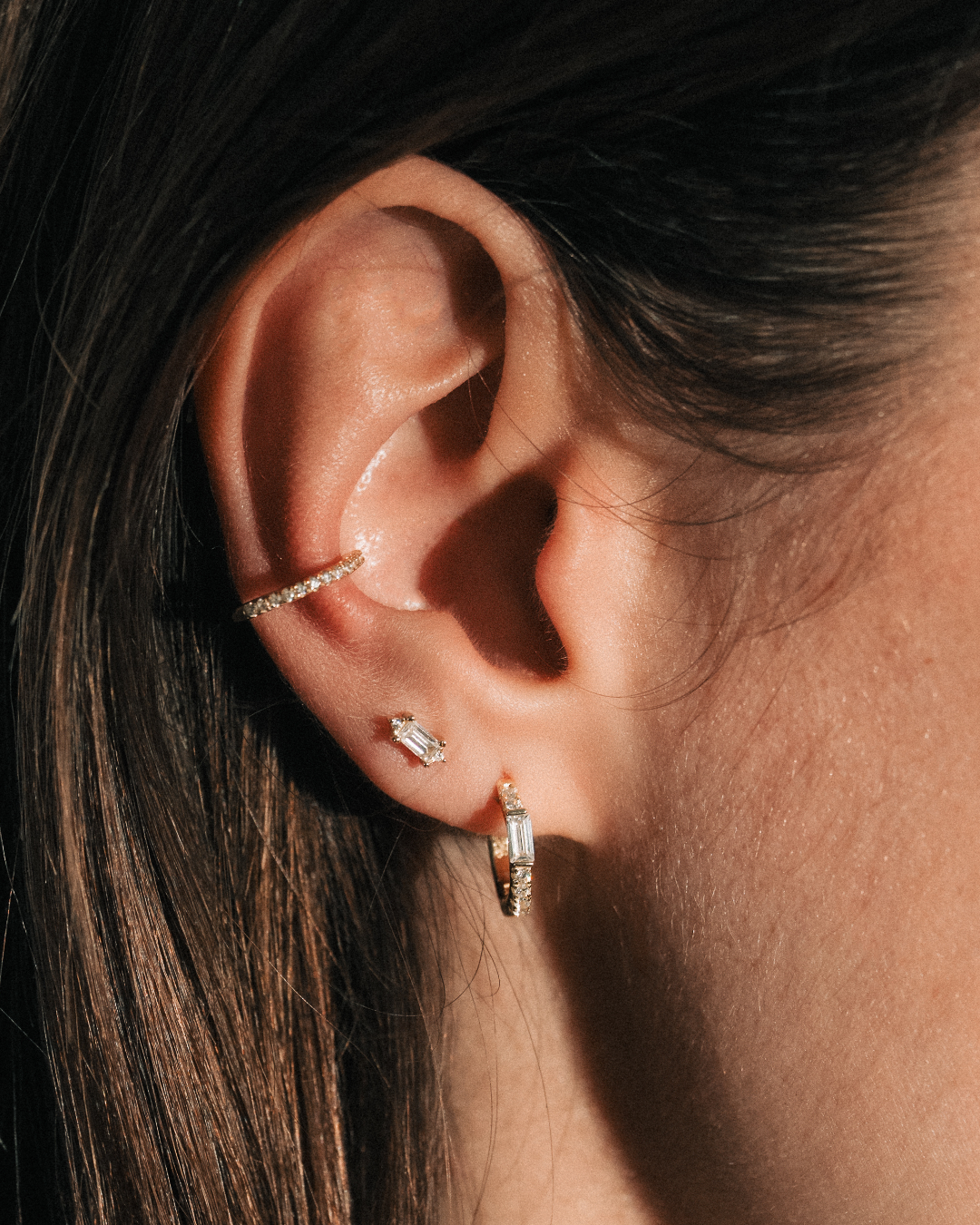 Earcuff « Simple Intemporel » en argent 925 doré à l’or rose 18 carats, design minimaliste rehaussé de zirconiums blancs, finition polie brillante.