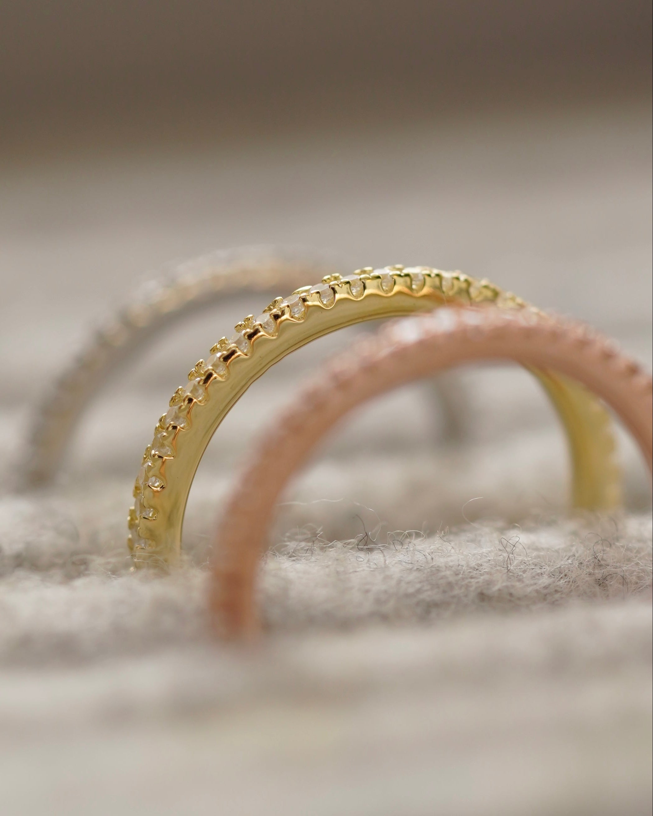 Bague Anneau Intemporel – Doré en argent 925 doré à l’or 18 carats, anneau à la ligne épurée et minimaliste, finition lumineuse résistante à l’oxydation, silhouette élégante et intemporelle à porter seule ou en accumulation.