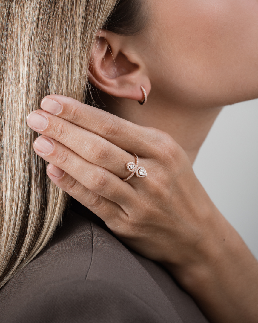 Bague Opposite Gala – Rose en argent 925 doré à l’or rose 18 carats, design ouvert aux lignes opposées délicatement serties, finition lumineuse résistante à l’oxydation, silhouette moderne et élégante.