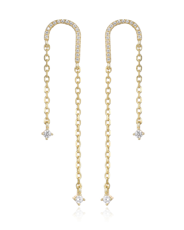 Boucles asymétriques en argent 925 doré à l'or 18 carats, arc pavé de zirconiums et fines chaînes terminées par des pendants en pierres blanches.