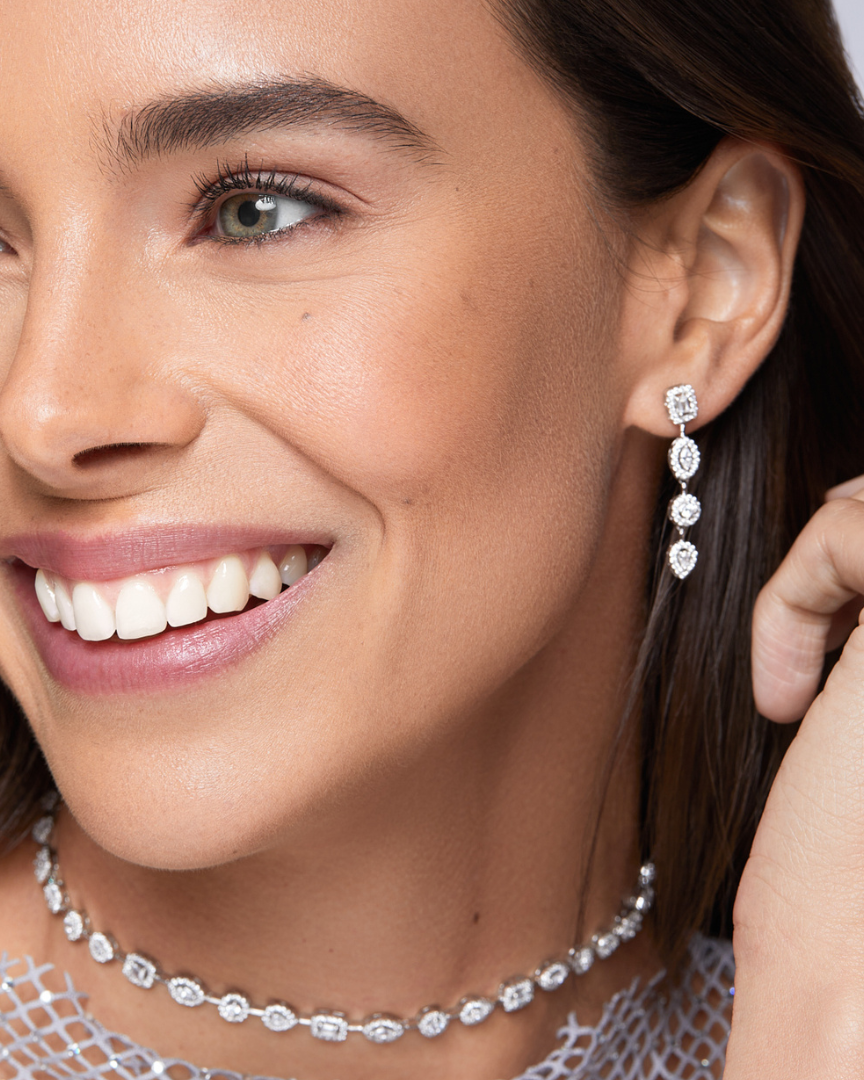 Boucles d’oreilles « Boucles d’oreilles Gabriella » en argent 925 doré à l’or jaune 18 carats, ornées de pierres en zirconium alternant les tailles ronde, poire, marquise et radiant, longueur 34,5 mm, largeur 5 mm.