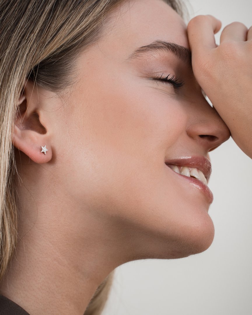 Boucles d’oreilles pendantes asymétriques forme étoile en argent 925 millièmes rhodié, entièrement pavées de zirconiums éclatants. Design céleste dépareillé : une puce étoile délicatement sertie, et une boucle plus audacieuse qui habille le lobe avant de se prolonger en pampille ornée de 12 étoiles scintillantes.
Longueur 4 cm, fermoir poussette avec tige, finition polie brillante.