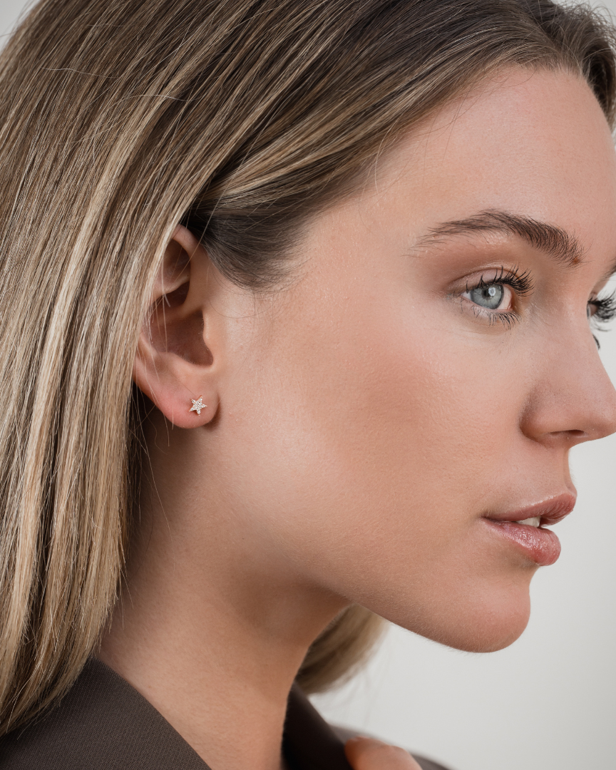 Boucles d’oreilles pendantes asymétriques forme étoile en argent 925 millièmes doré à l’or 18 carats, entièrement pavées de zirconiums lumineux. Design délicatement asymétrique apportant modernité et éclat, avec une silhouette étoile scintillante prolongée en pendantes. Longueur 4 cm, fermoir poussette avec tige, finition polie brillante.