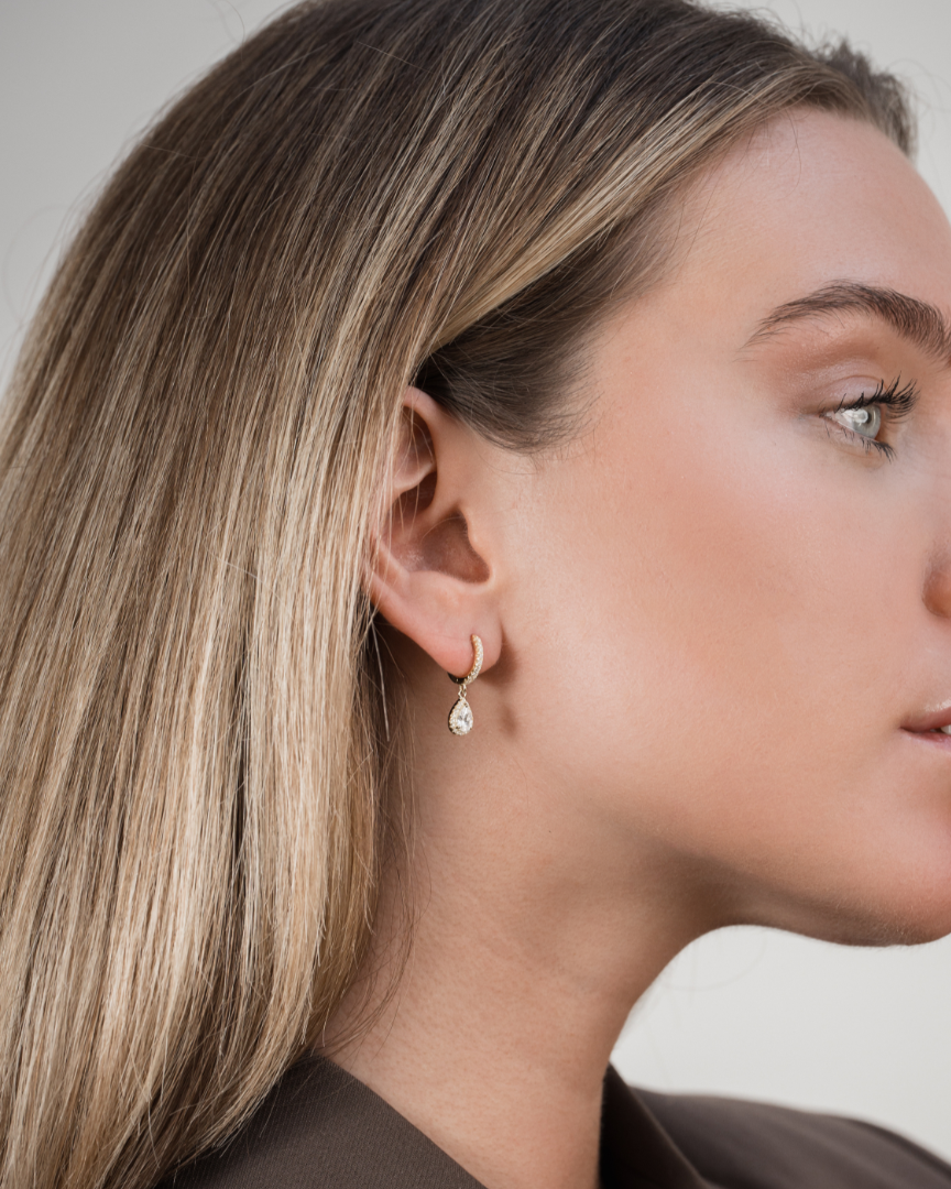 Boucles d’oreilles Dormeuses Gala – Doré en argent 925 doré à l’or 18 carats, silhouette délicate délicatement sertie, finition lumineuse résistante à l’oxydation, fermoir dormeuse sécurisé, éclat solaire et élégant.