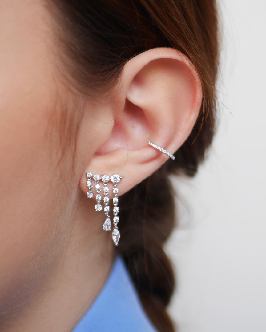 Boucles d’oreilles Rivière Éclat – Blanc en argent 925 rhodié, ligne de pierres finement serties formant une rivière lumineuse, finition polie brillante résistante à l’oxydation, fermoir sécurisé, éclat pur et élégant.