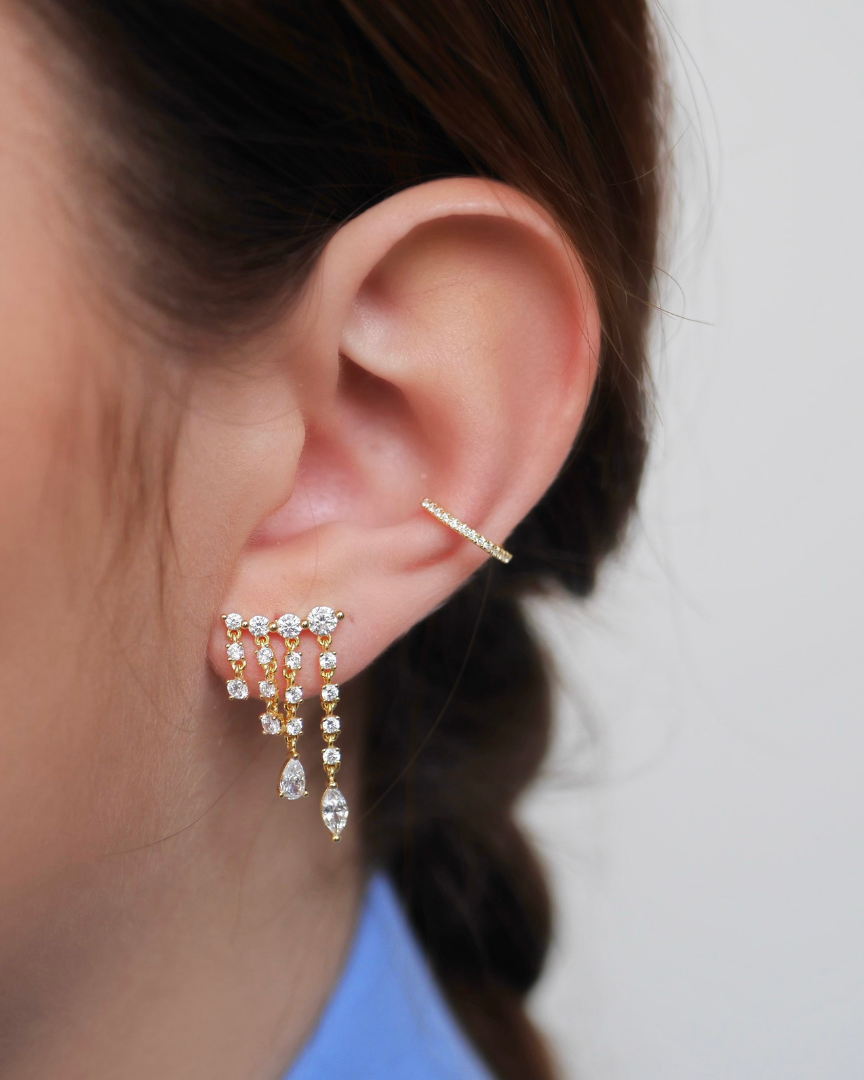 Boucles d’oreilles Rivière Éclat – Doré en argent 925 doré à l’or 18 carats, ligne de pierres finement serties formant une rivière lumineuse, finition brillante résistante à l’oxydation, fermoir sécurisé, éclat solaire et élégant.