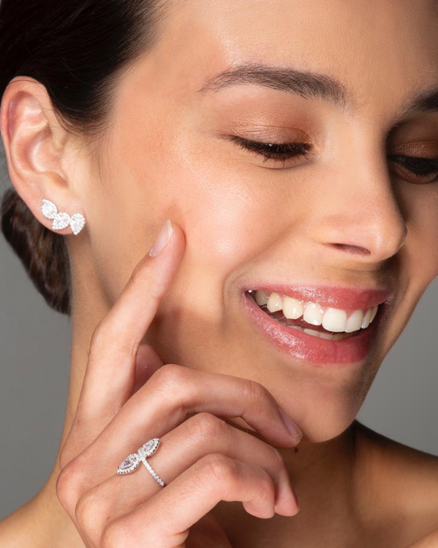 Boucles d’oreilles « Trois Poires Gala » en argent 925 doré à l’or rose 18 carats, trois pendentifs en zirconium taille poire suspendus, finition polie brillante.