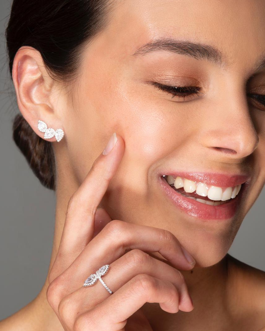 Boucles d’oreilles « Trois Poires Gala » en argent 925 rhodié, trois pierres en forme de poire en zirconium, finition polie brillante, conçues pour un éclat subtil au quotidien